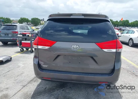 2012 Toyota Sienna Le V6 8 Passenger z USA, uszkodzony, nr VIN 5TDKK3DC9CS272895